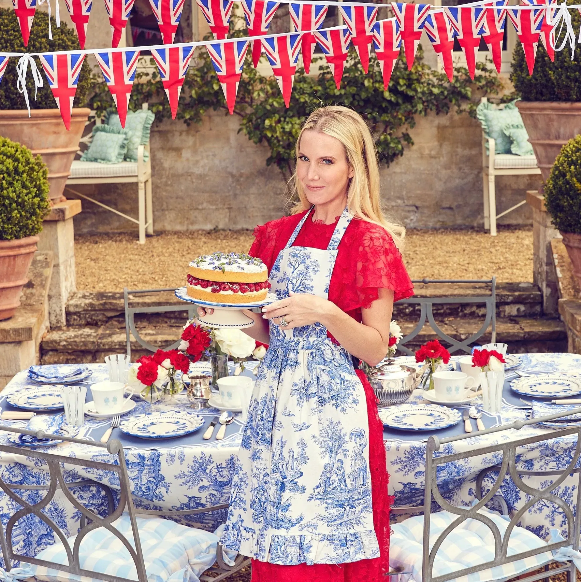 Elizabeth Garland Cake Stand