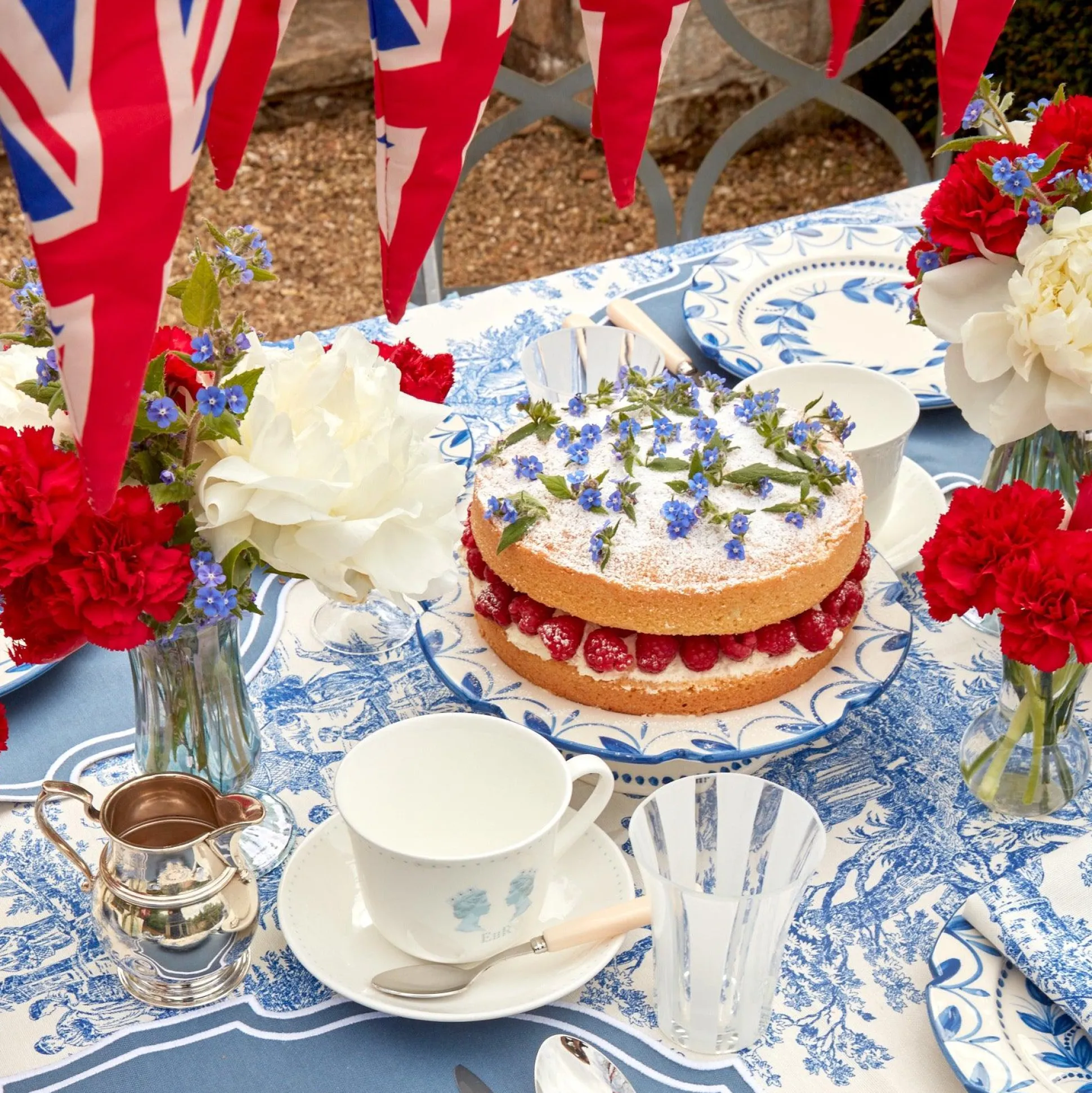 Elizabeth Garland Cake Stand