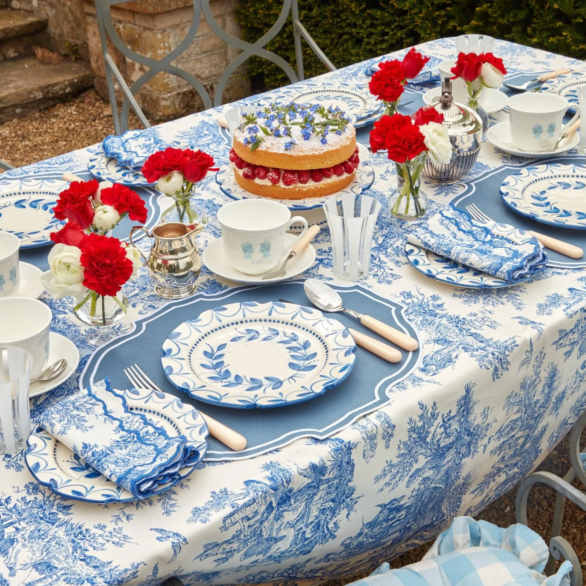 Elizabeth Garland Cake Stand