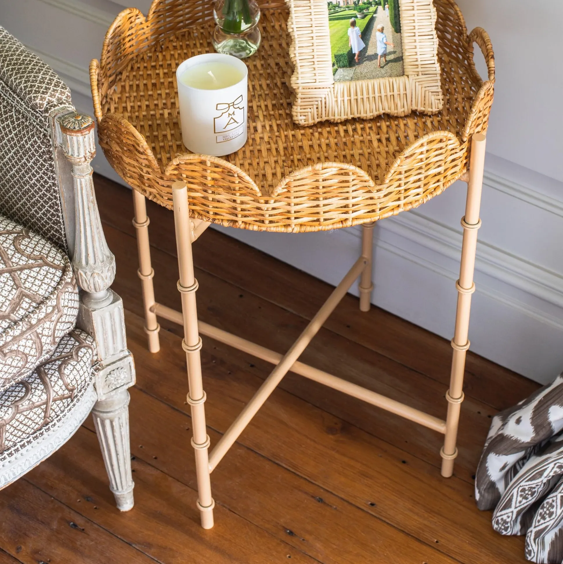 Round Scalloped Rattan Tray With Stand