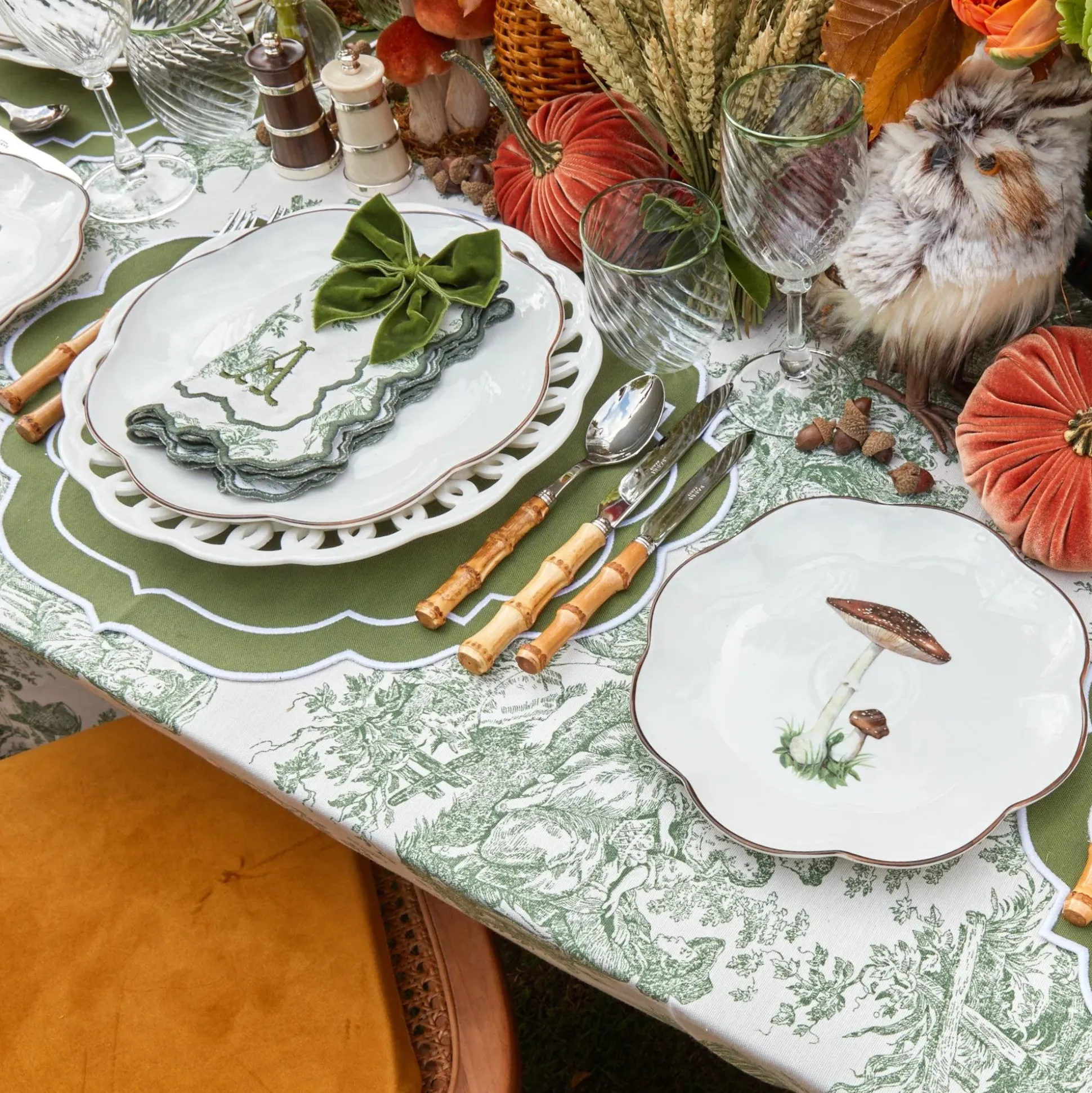 Scalloped Mushroom Starter Plate (Brown)