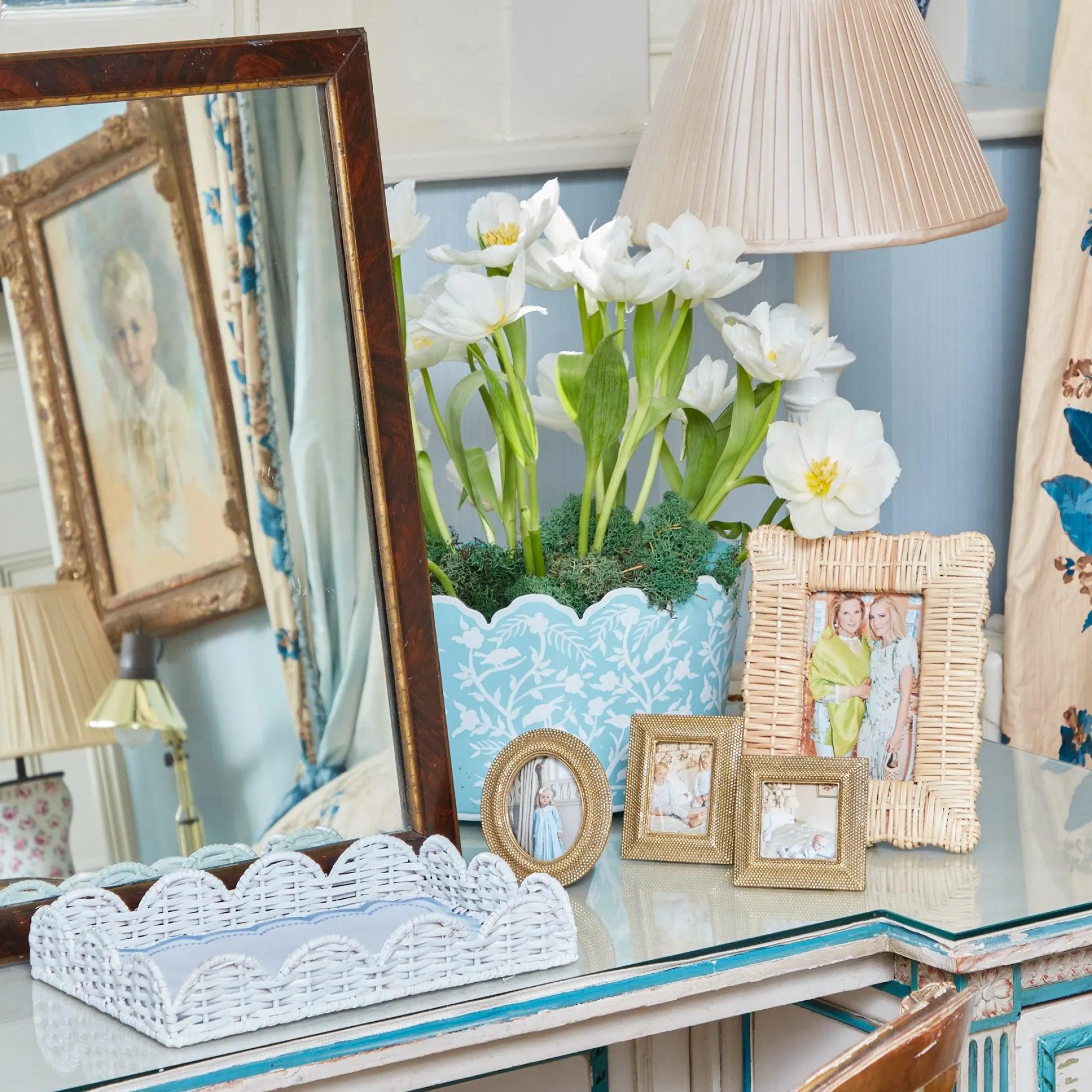White Small Scalloped Rattan Tray